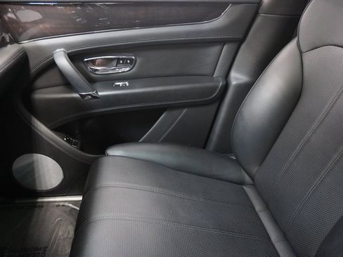 Used 2019 Bentley Bentayga image 31