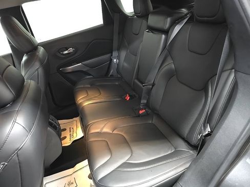 Used 2019 Jeep Cherokee Limited image 30