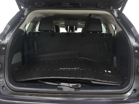 Used 2021 Toyota Highlander XLE AWD/4WD image 18