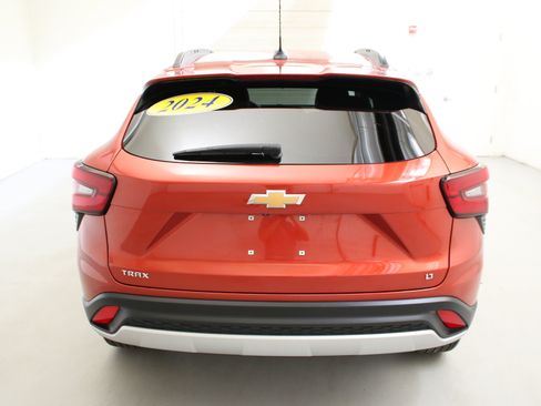 Used 2024 Chevrolet Trax LT w/ Driver Confidence Package FWD image 8