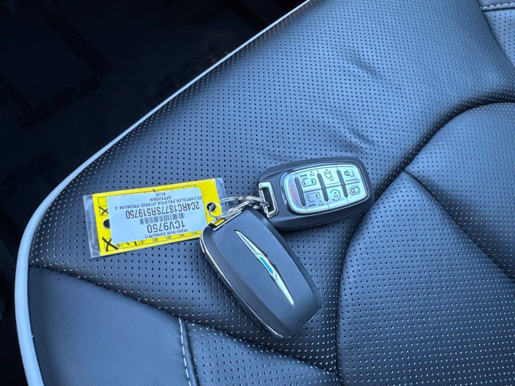 Used 2025 Chrysler Pacifica Premium FWD image 37