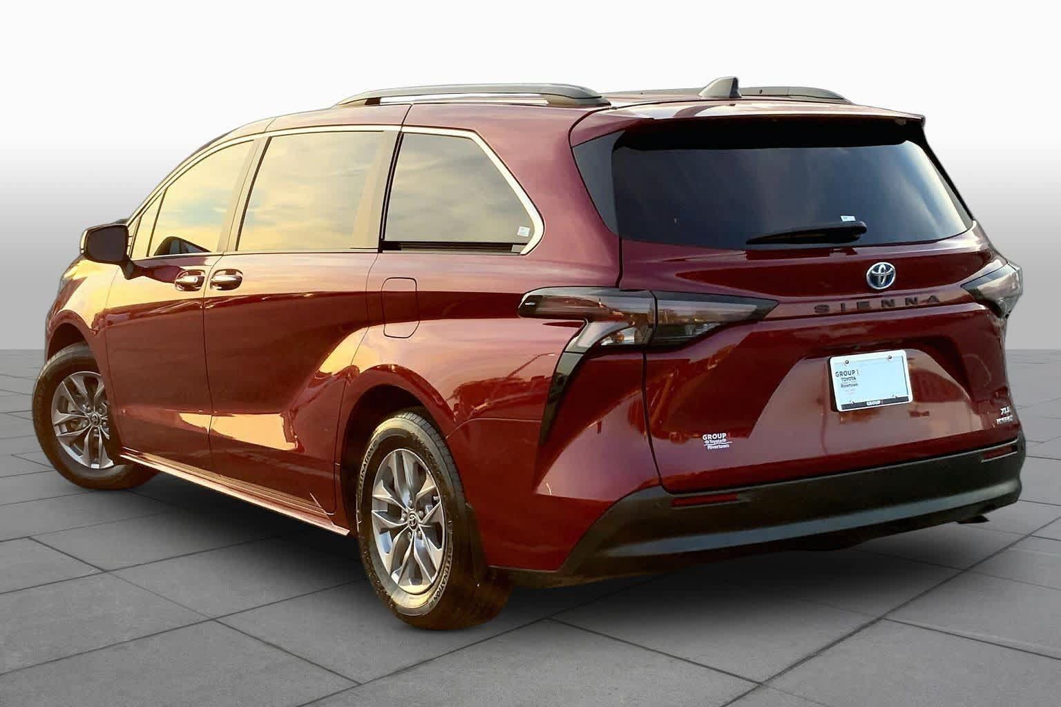 Used 2024 Toyota Sienna XLE FWD image 11