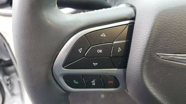 Used 2024 Chrysler Pacifica Touring-L FWD image 10