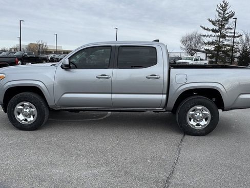 Used 2018 Toyota Tacoma SR image 5