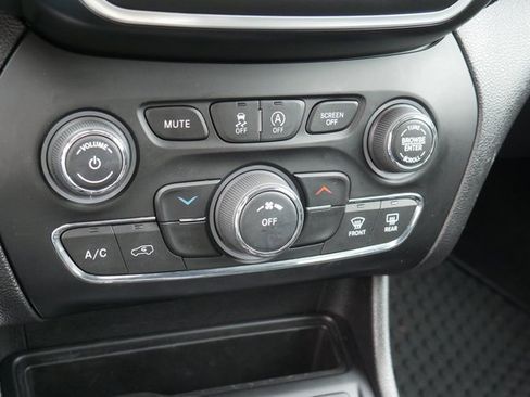 Used 2019 Jeep Cherokee Latitude Plus w/ Cold Weather Group image 20