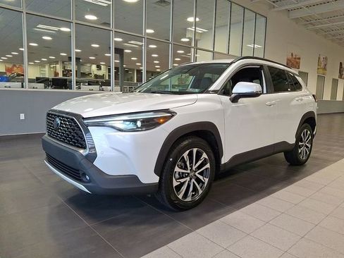 Used 2023 Toyota Corolla Cross XLE image 3