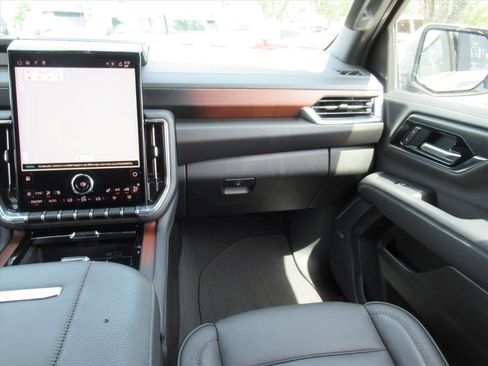 Used 2025 GMC Yukon Denali AWD/4WD image 16