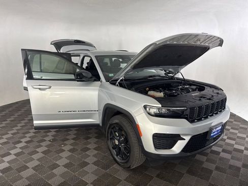 Used 2025 Jeep Grand Cherokee Altitude AWD/4WD image 15