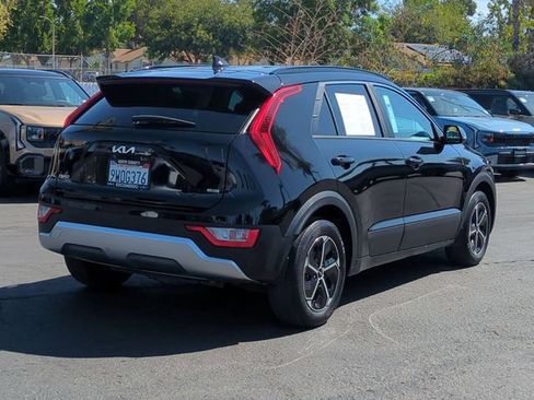 Certified 2025 Kia Niro EX FWD image 3