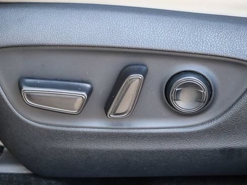 Used 2019 Toyota RAV4 Limited w/ Carpet Mat Package FWD image 23