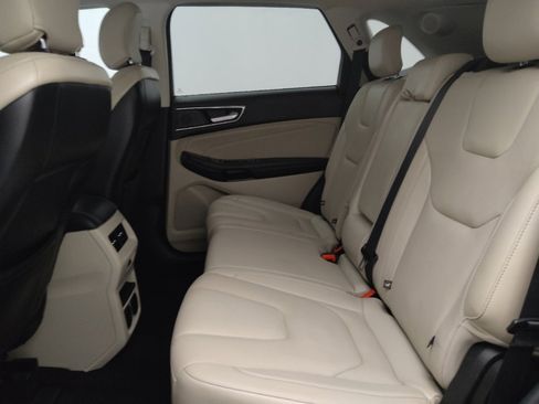 Used 2019 Ford Edge Titanium w/ Equipment Group 301A AWD/4WD image 18