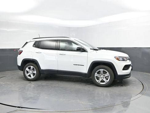 Used 2024 Jeep Compass Latitude AWD/4WD image 5