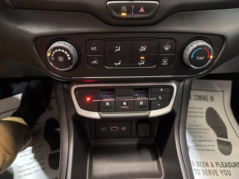 Used 2024 GMC Terrain SLE image 28