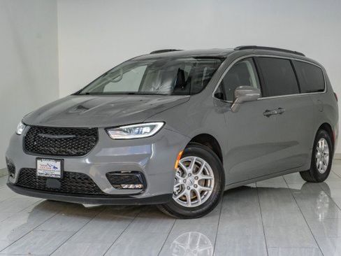 Used 2022 Chrysler Pacifica Touring-L image 4