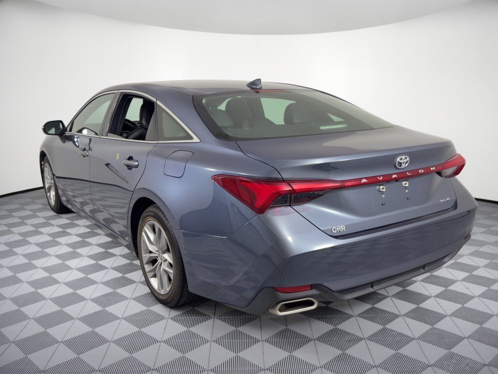 Used 2022 Toyota Avalon XLE FWD image 3