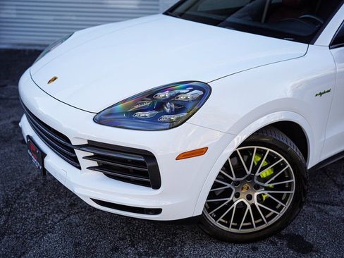 Used 2023 Porsche Cayenne Platinum Edition image 2