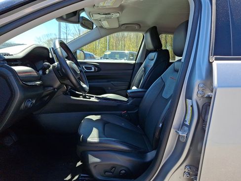 Used 2022 Jeep Compass Trailhawk w/ Trailhawk Convenience Group AWD/4WD image 13
