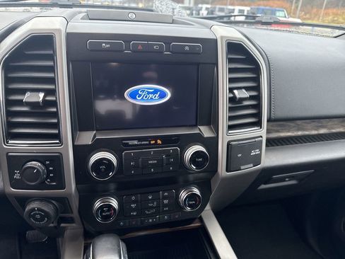 Used 2019 Ford F150 Lariat w/ Equipment Group 502A Luxury AWD/4WD image 12