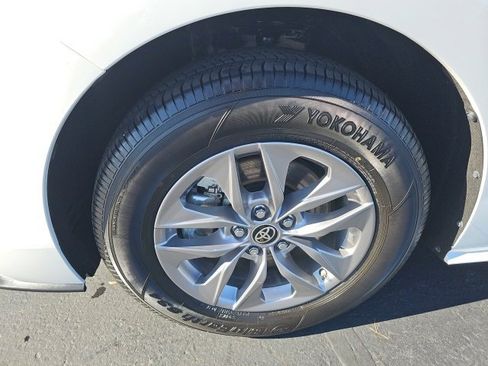 Used 2025 Toyota Sienna LE image 77