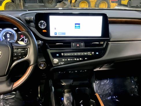 Used 2025 Lexus ES 300h w/ Luxury Package image 6