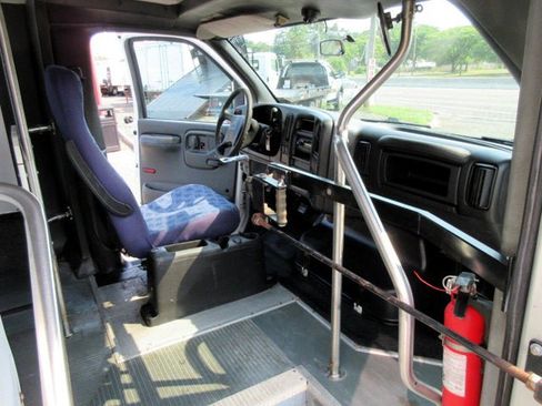 Used 2009 Chevrolet Kodiak C4500 2WD Regular Cab image 15