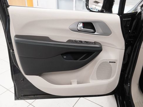 Used 2018 Chrysler Pacifica Limited w/ Advanced Safetytec Group FWD image 17