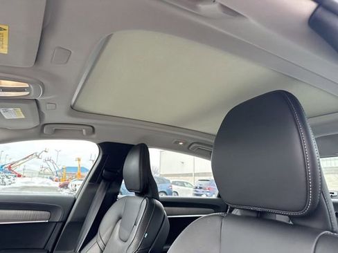 Used 2022 Volvo S90 T8 R-Design image 19