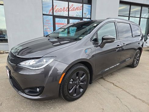 Used 2020 Chrysler Pacifica Limited w/ Advanced Safetytec Group image 2