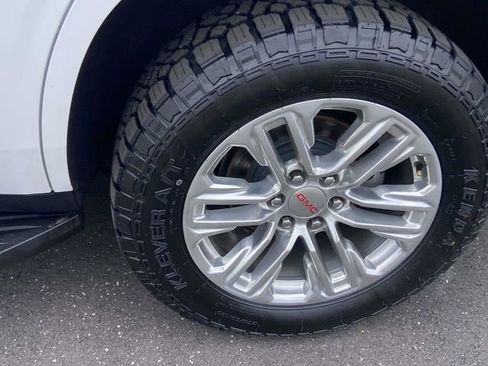 Used 2024 GMC Yukon SLT image 10