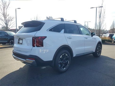 Used 2025 Kia Sorento S image 4