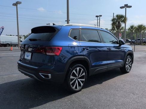 Used 2024 Volkswagen Taos SE w/ Panoramic Sunroof Package FWD image 4