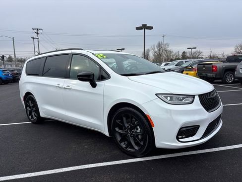 Used 2025 Chrysler Pacifica Limited image 2