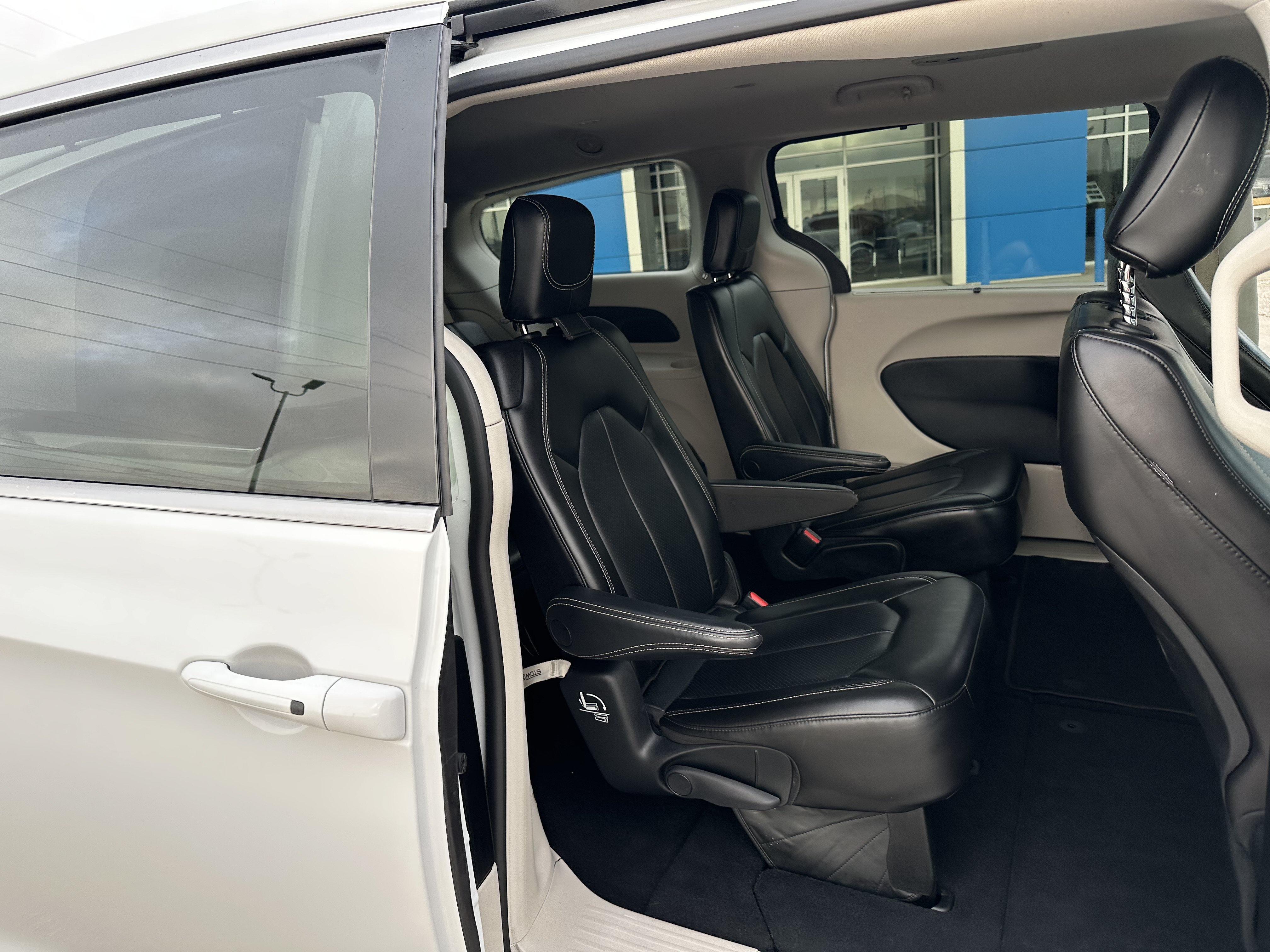 Used 2023 Chrysler Pacifica Touring-L FWD image 35