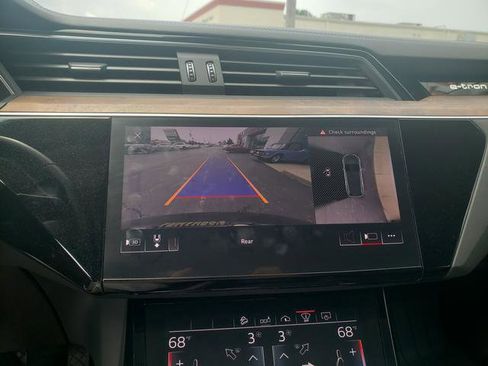Used 2019 Audi e-tron Prestige w/ Prestige Package image 24