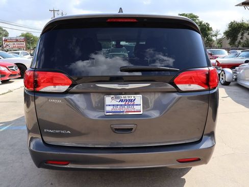 Used 2017 Chrysler Pacifica Touring w/ Tire & Wheel Group FWD image 6