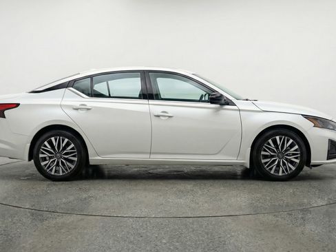 Used 2025 Nissan Altima 2.5 SV FWD image 11