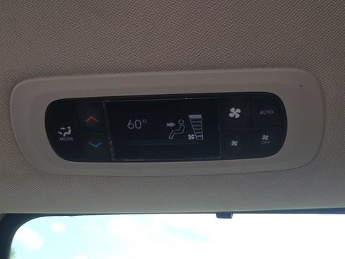 Used 2022 Chrysler Pacifica Touring-L FWD image 22