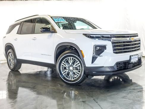 Used 2024 Chevrolet Traverse LT image 2