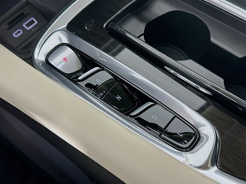 Used 2023 Buick Enclave Essence image 25