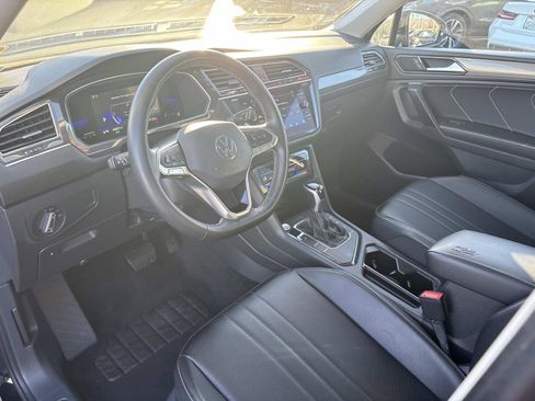 Certified 2022 Volkswagen Tiguan SE w/ Panoramic Sunroof Package image 10