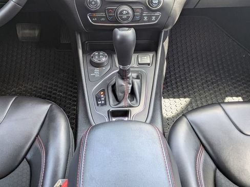 Used 2019 Jeep Cherokee Trailhawk AWD/4WD image 20