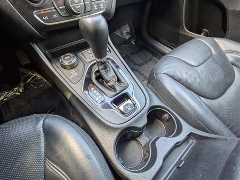 Used 2019 Jeep Cherokee Limited w/ Luxury Group image 12