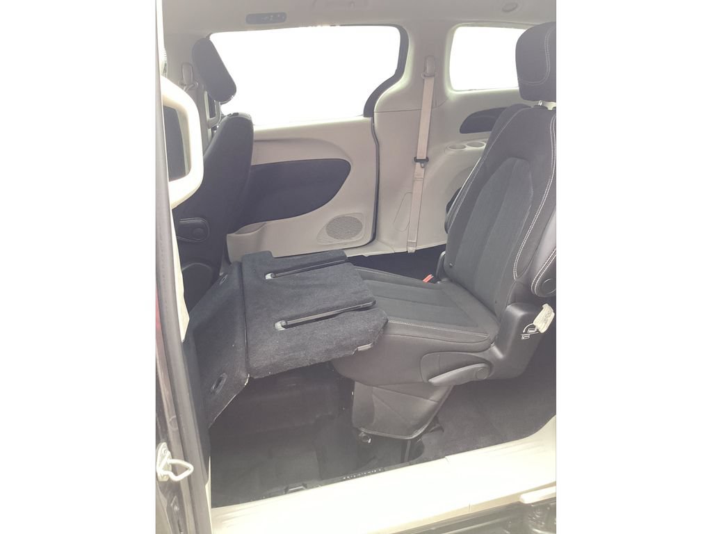 Used 2022 Chrysler Voyager LX FWD image 12