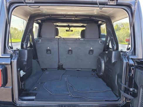 Used 2022 Jeep Wrangler Unlimited Sahara w/ Cold Weather Group image 27