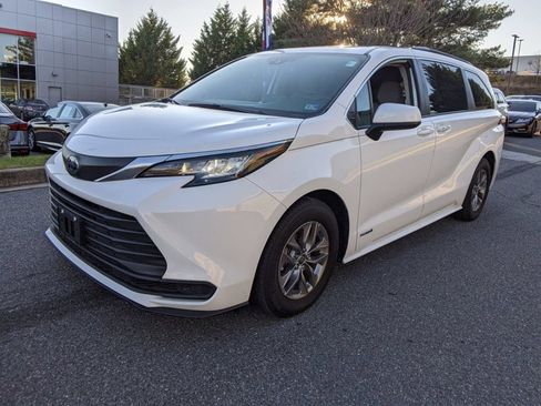 Used 2021 Toyota Sienna LE w/ LE Plus Package FWD image 8