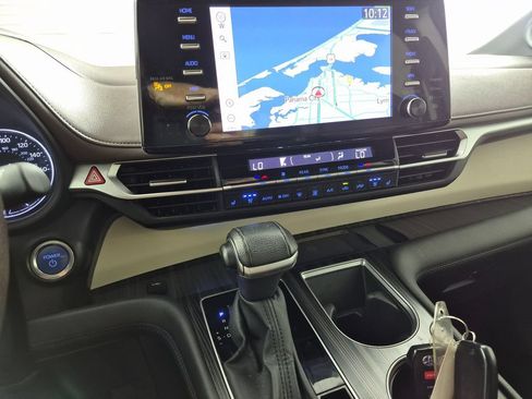 Used 2024 Toyota Sienna Platinum FWD image 18