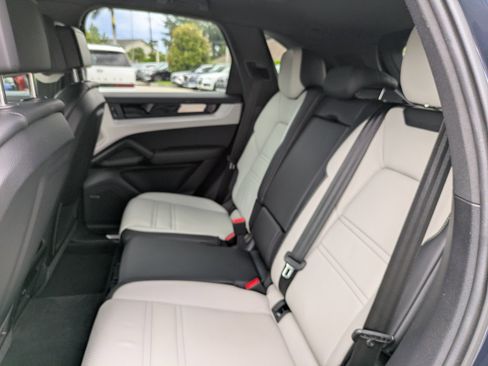 Used 2024 Porsche Cayenne AWD/4WD image 13