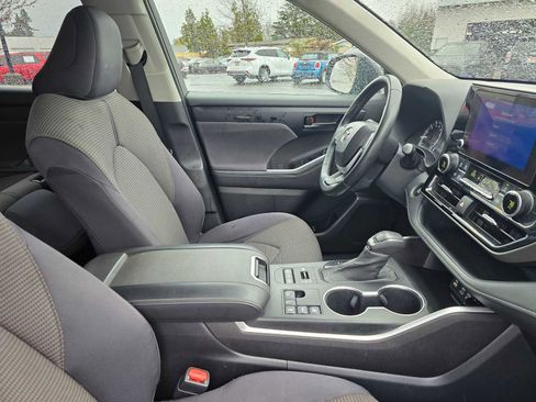 Used 2023 Toyota Highlander LE AWD/4WD image 12