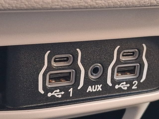 Used 2024 Chrysler Pacifica Limited FWD image 26