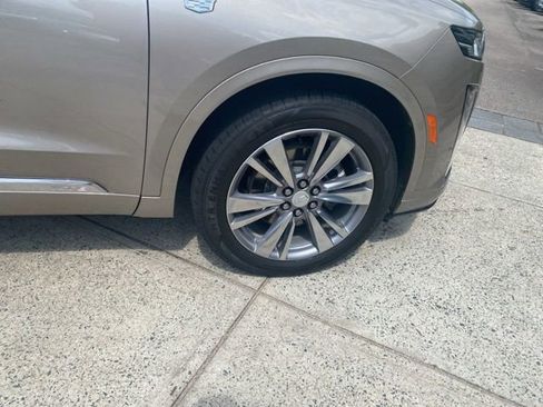 Used 2022 Cadillac XT6 Premium Luxury image 17